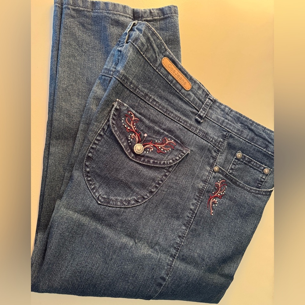 CosJean Capri Jeans with Faded Detail and embossed embroidery